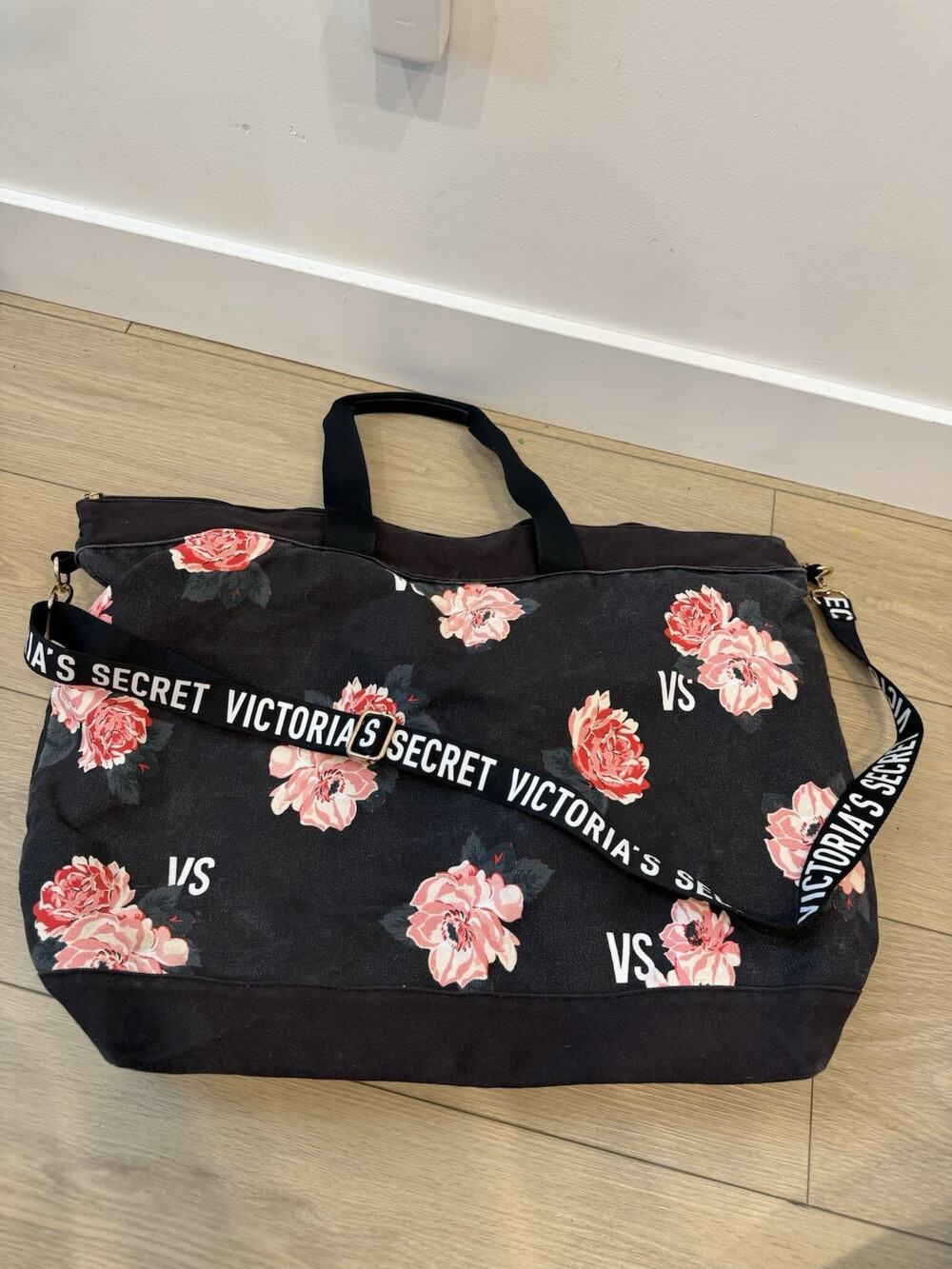 Victoria's Secret Large Floral Weekender Zip Bag Lined Pockets Detachable Strap